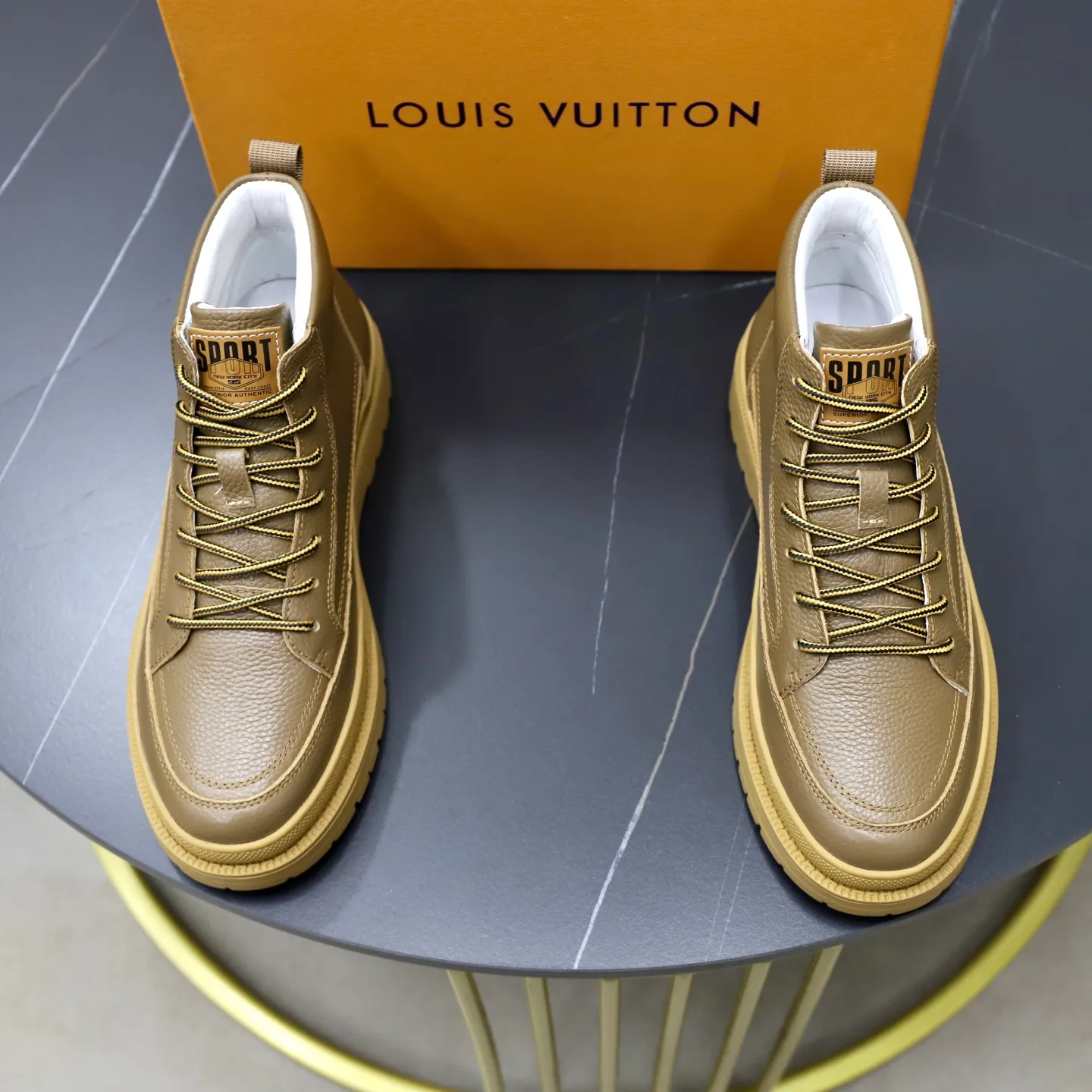 Ex-factory price: 460💰🙅‍♂️🙅‍♂️🙅‍♂️ Brand: LV Louis Vuitton Standard code: 38–44 (45 can be customized) Grade: Same as the official website Material: Original cowhide fabric Comfortable pigskin lining Lightweight wear-resistant outsole Style category: Men's fashion casual shoes and boots Running sneakers Distinguished luxury brand elements Top luxury Color: actual picture color